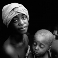 Rakia, 20, and her daughter, Nafissa, 3, Niger, 2005. Photo © Nick Danziger
